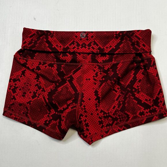 Lululemon Boogie Shorts Black Red Snake Size 4 Fold Over Option Ziggy Cranberry - Picture 10 of 10